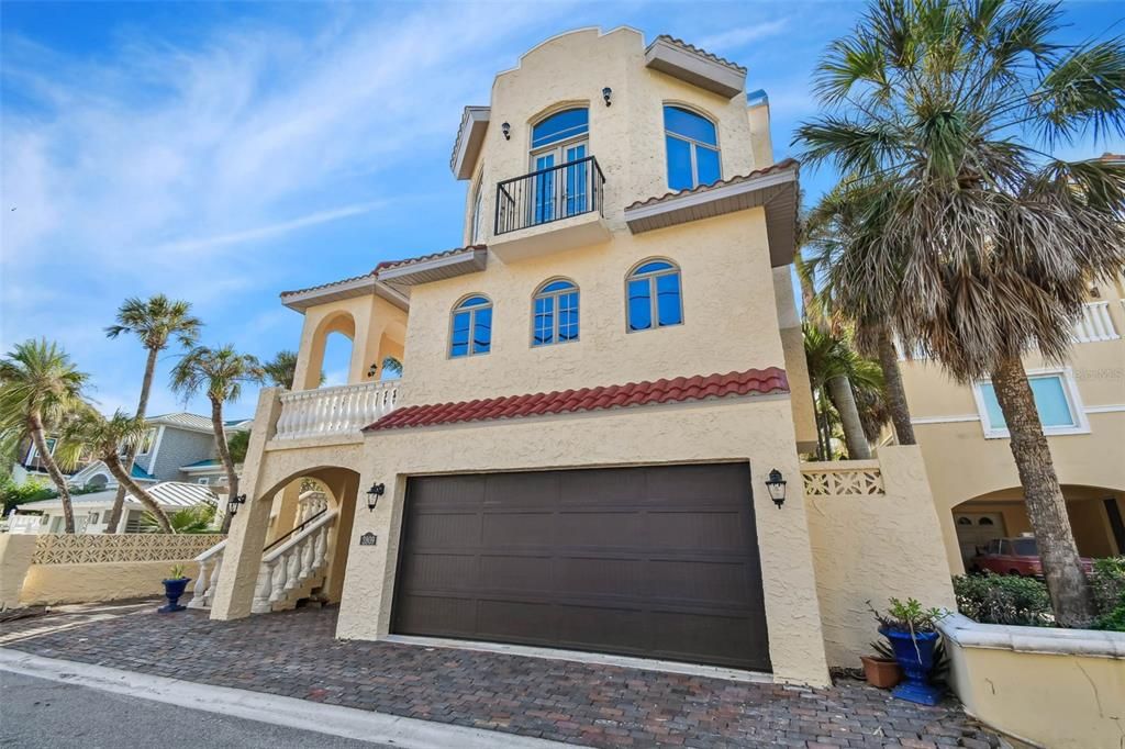 合同活跃: $6,995,000 (5 贝兹, 5 浴室, 6071 平方英尺)