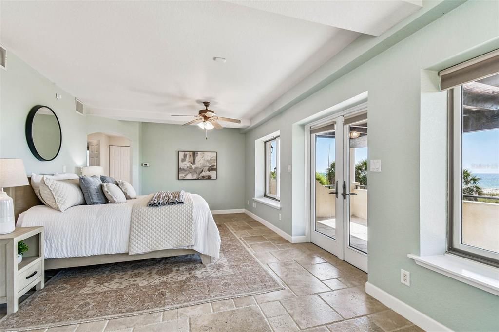 合同活跃: $6,995,000 (5 贝兹, 5 浴室, 6071 平方英尺)