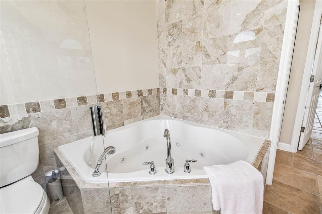 合同活跃: $6,995,000 (5 贝兹, 5 浴室, 6071 平方英尺)