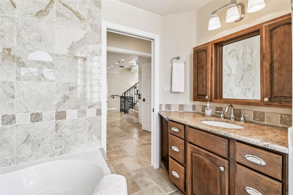 合同活跃: $6,995,000 (5 贝兹, 5 浴室, 6071 平方英尺)