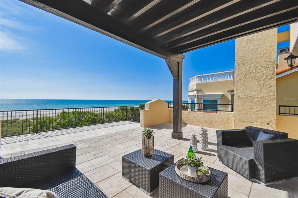 合同活跃: $6,995,000 (5 贝兹, 5 浴室, 6071 平方英尺)