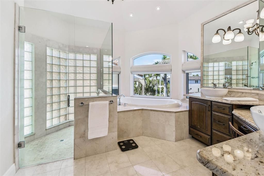 合同活跃: $6,995,000 (5 贝兹, 5 浴室, 6071 平方英尺)