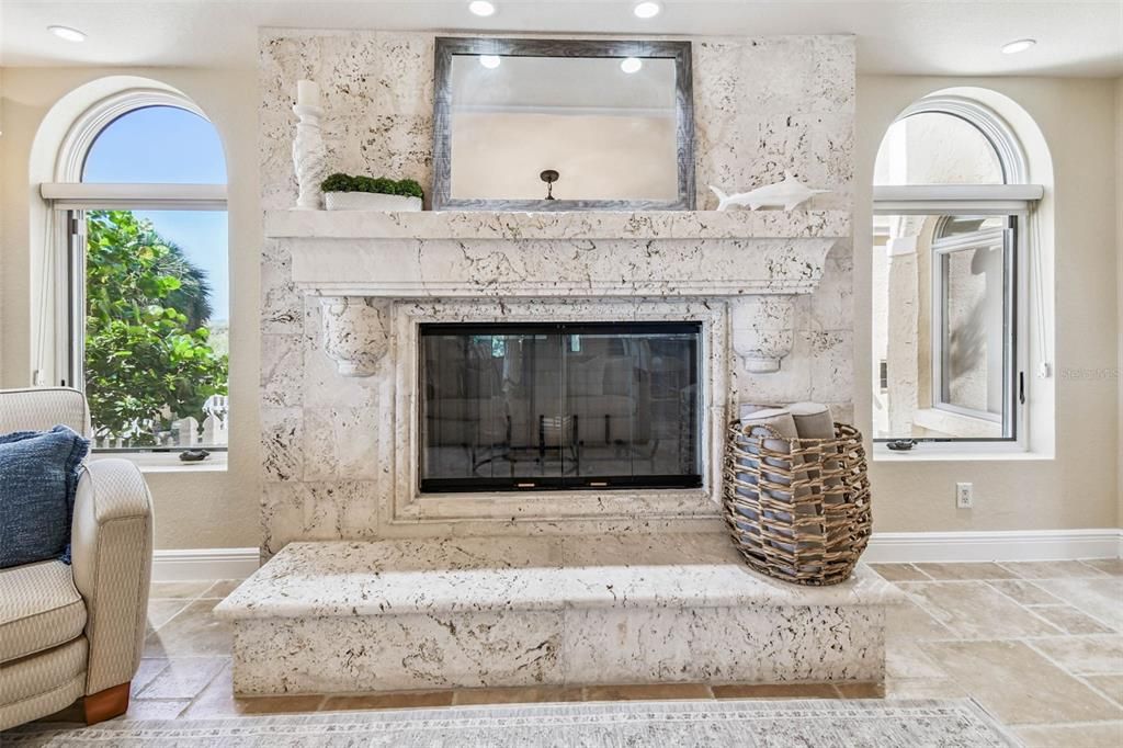 合同活跃: $6,995,000 (5 贝兹, 5 浴室, 6071 平方英尺)