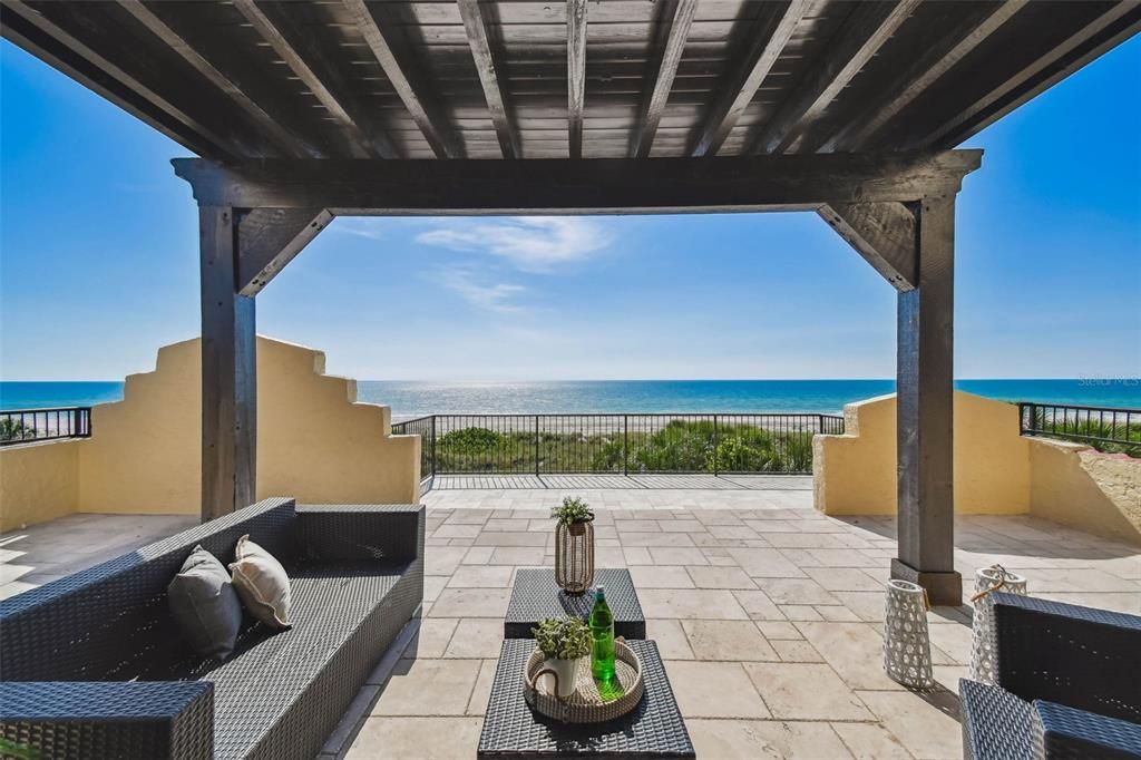 合同活跃: $6,995,000 (5 贝兹, 5 浴室, 6071 平方英尺)