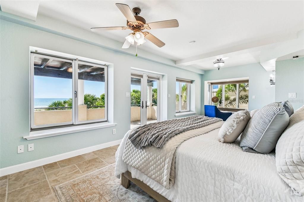 合同活跃: $6,995,000 (5 贝兹, 5 浴室, 6071 平方英尺)