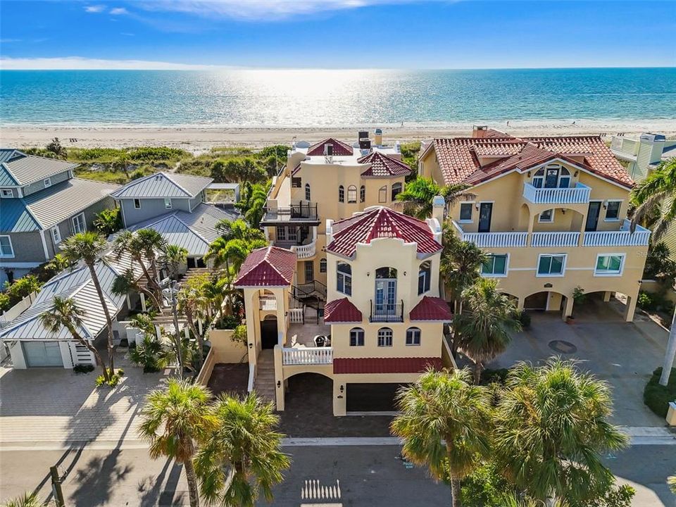 合同活跃: $6,995,000 (5 贝兹, 5 浴室, 6071 平方英尺)