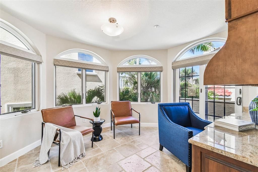 合同活跃: $6,995,000 (5 贝兹, 5 浴室, 6071 平方英尺)