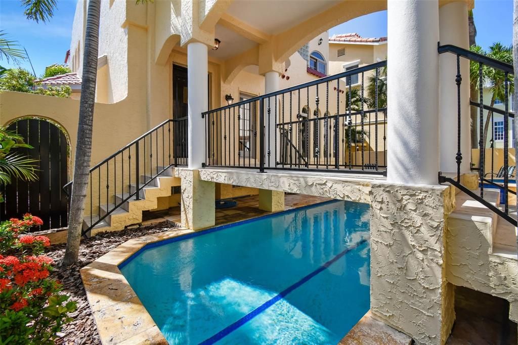 合同活跃: $6,995,000 (5 贝兹, 5 浴室, 6071 平方英尺)