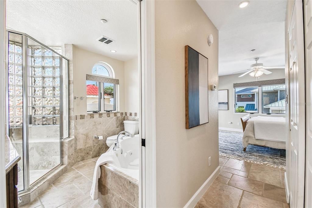 合同活跃: $6,995,000 (5 贝兹, 5 浴室, 6071 平方英尺)