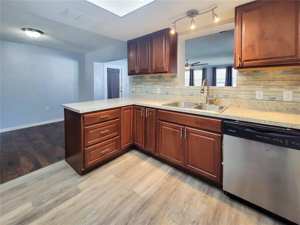Activo con contrato: $225,000 (2 camas, 2 baños, 1387 Pies cuadrados)