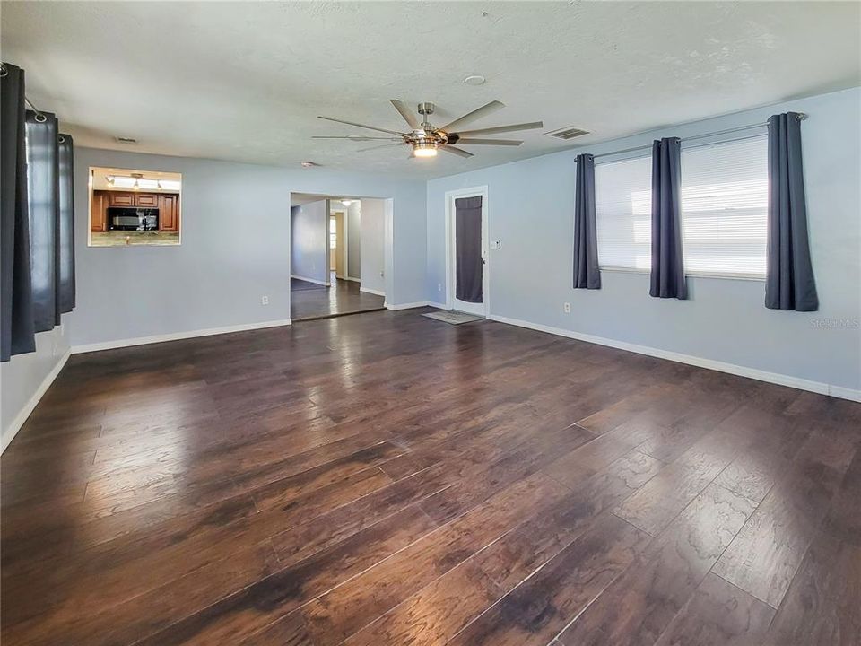 Activo con contrato: $225,000 (2 camas, 2 baños, 1387 Pies cuadrados)