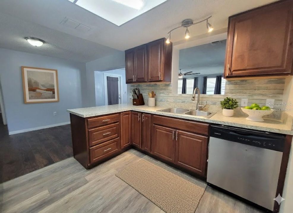 Activo con contrato: $225,000 (2 camas, 2 baños, 1387 Pies cuadrados)