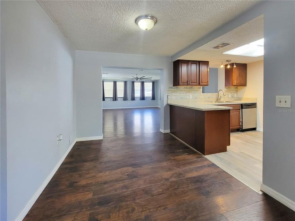 Activo con contrato: $225,000 (2 camas, 2 baños, 1387 Pies cuadrados)