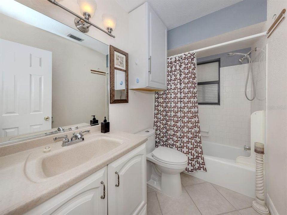 合同活跃: $309,000 (2 贝兹, 2 浴室, 1270 平方英尺)