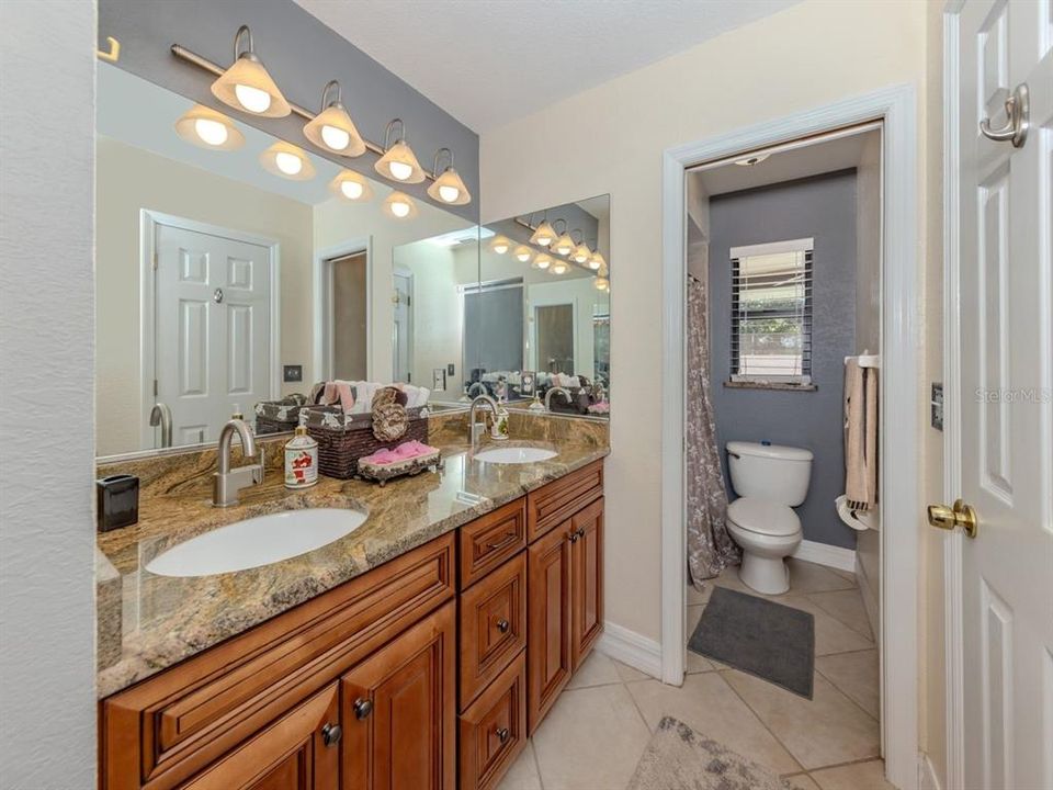 合同活跃: $309,000 (2 贝兹, 2 浴室, 1270 平方英尺)