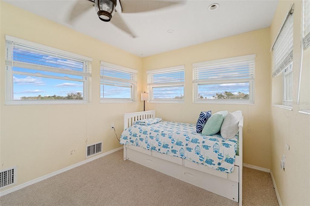 На продажу: $729,900 (2 спален, 2 ванн, 1216 Квадратных фут)