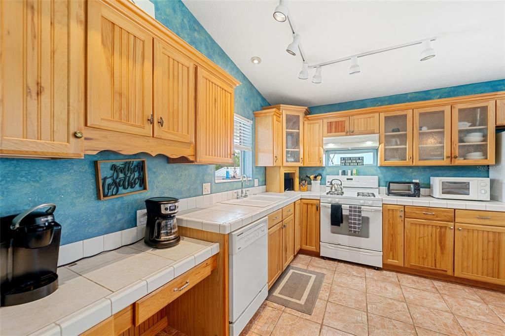 На продажу: $729,900 (2 спален, 2 ванн, 1216 Квадратных фут)