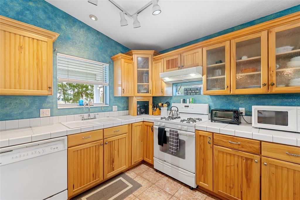 На продажу: $729,900 (2 спален, 2 ванн, 1216 Квадратных фут)