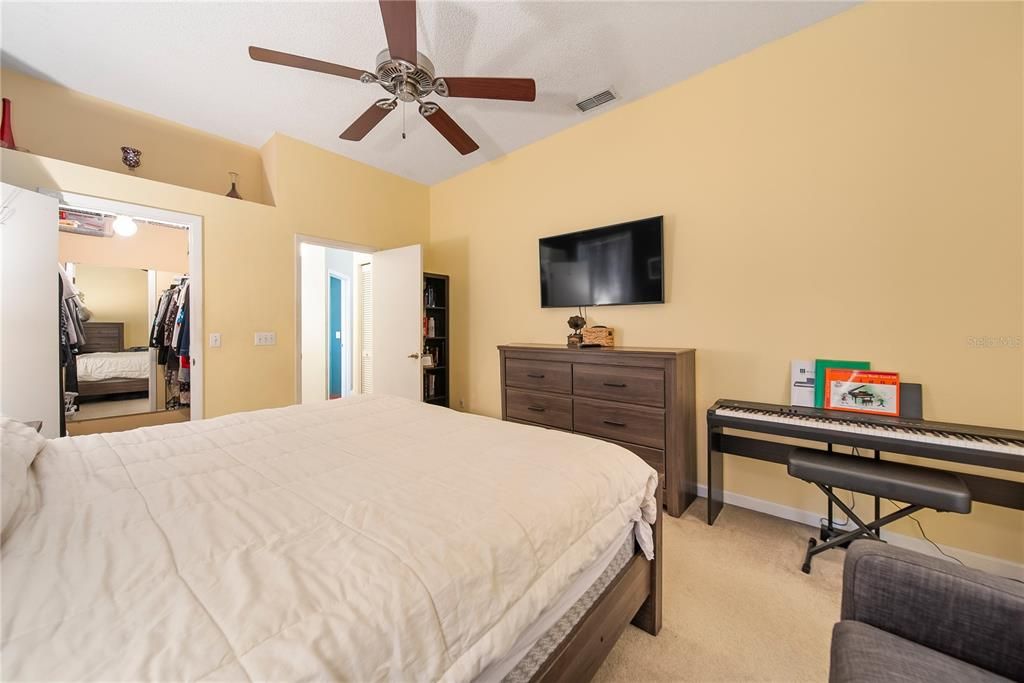 Activo con contrato: $405,000 (3 camas, 2 baños, 1696 Pies cuadrados)