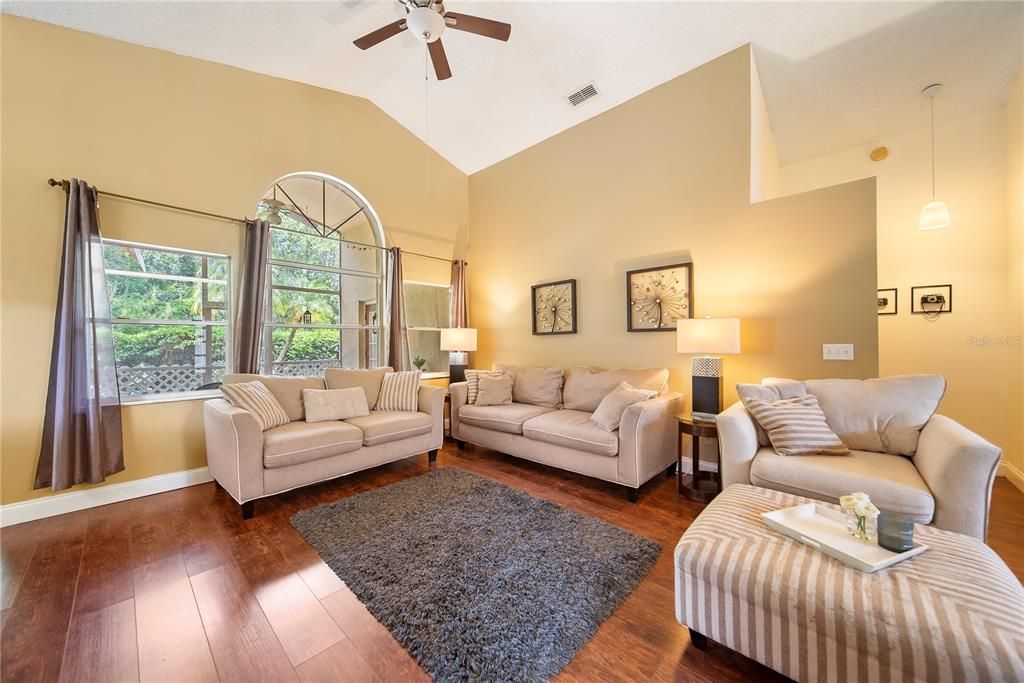 Activo con contrato: $405,000 (3 camas, 2 baños, 1696 Pies cuadrados)