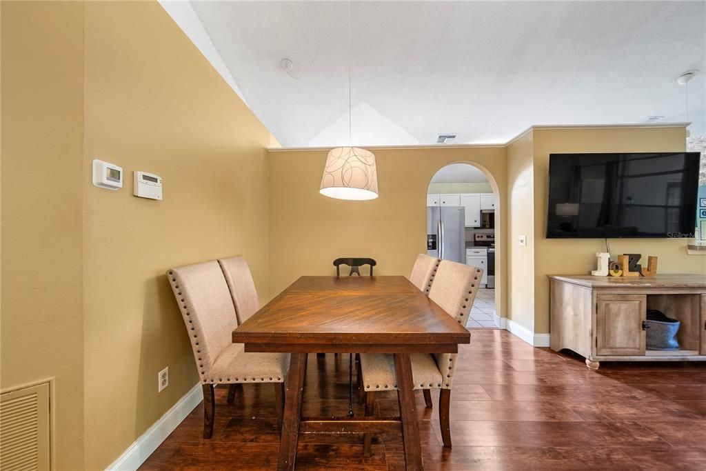 Activo con contrato: $405,000 (3 camas, 2 baños, 1696 Pies cuadrados)