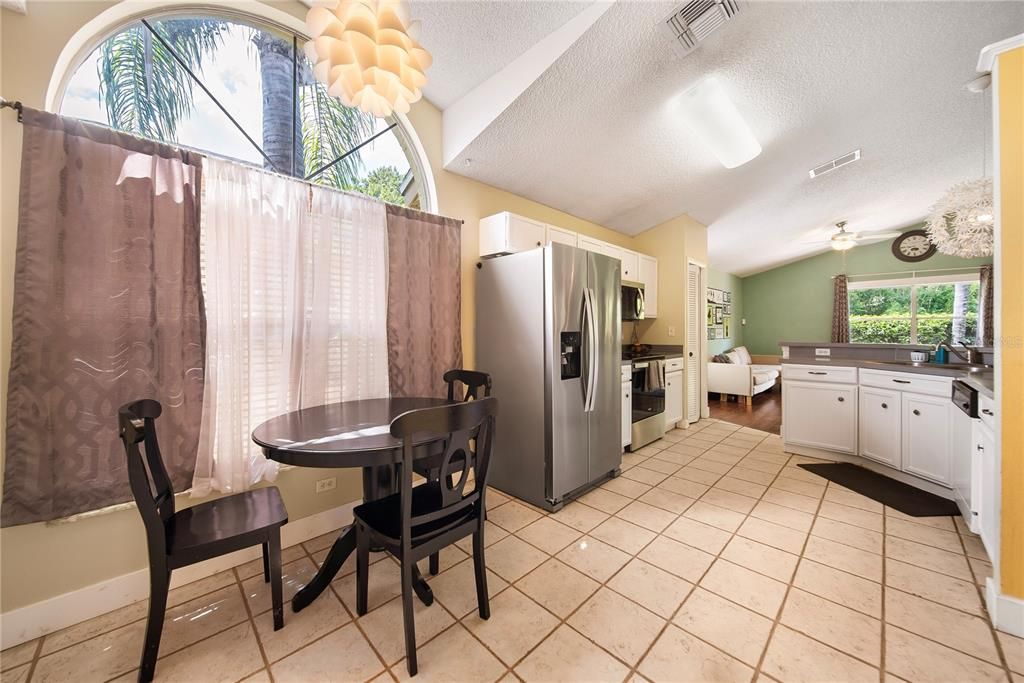 Activo con contrato: $405,000 (3 camas, 2 baños, 1696 Pies cuadrados)