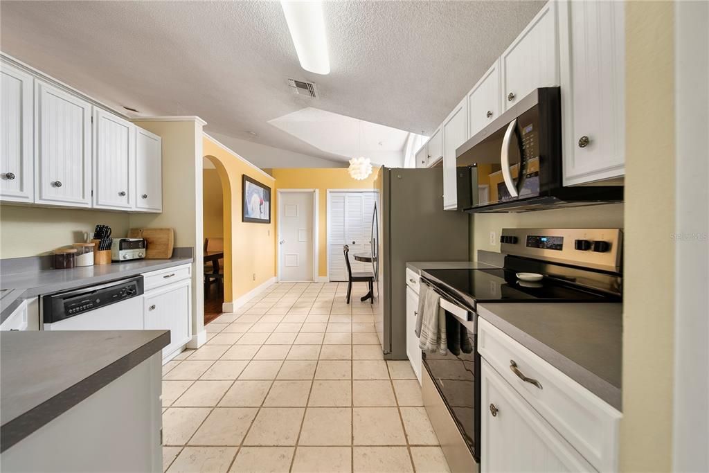 Activo con contrato: $405,000 (3 camas, 2 baños, 1696 Pies cuadrados)