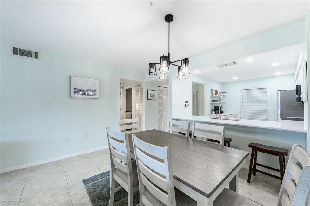 В аренду: $4,000 (2 спален, 2 ванн, 1120 Квадратных фут)