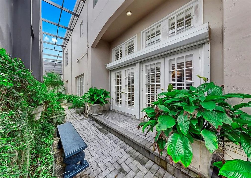 合同活跃: $1,195,000 (3 贝兹, 3 浴室, 3157 平方英尺)