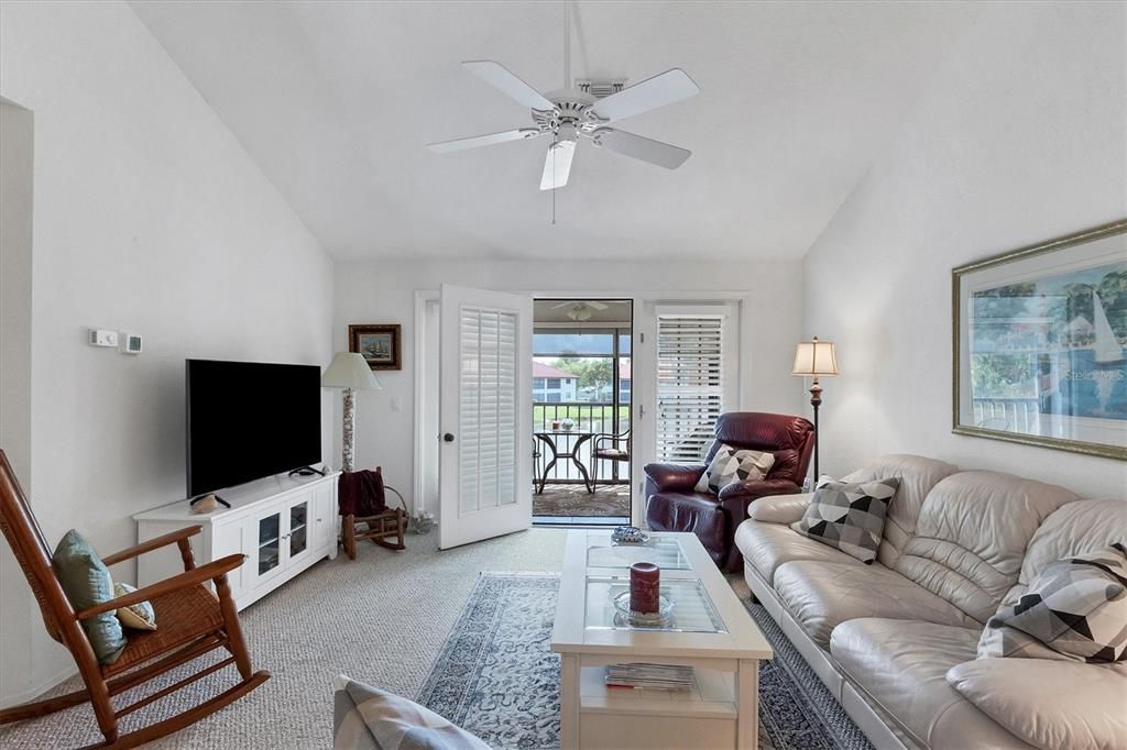 На продажу: $238,000 (2 спален, 2 ванн, 1112 Квадратных фут)