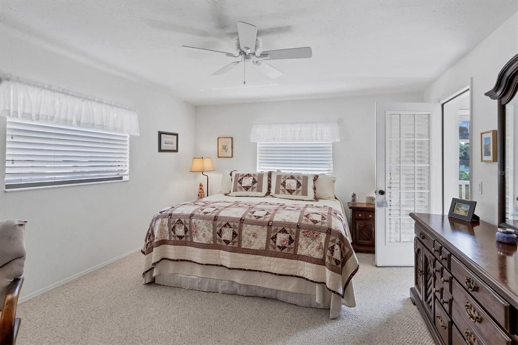 На продажу: $238,000 (2 спален, 2 ванн, 1112 Квадратных фут)