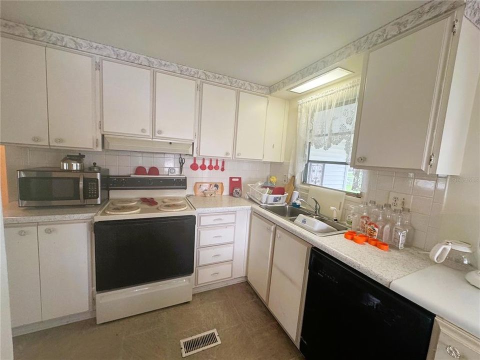 待售: $99,900 (2 贝兹, 2 浴室, 864 平方英尺)