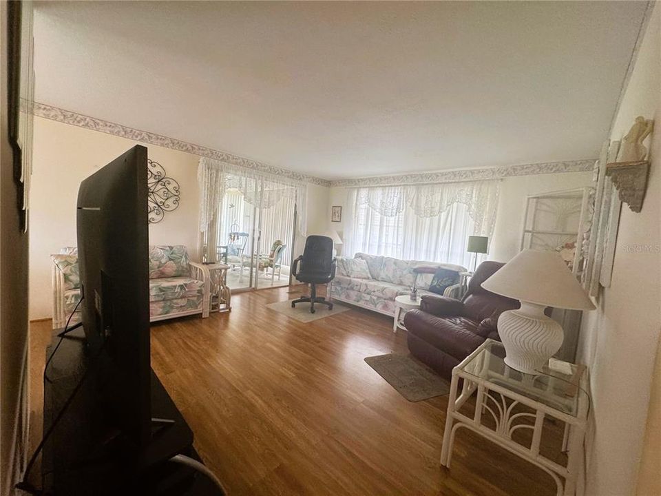 待售: $99,900 (2 贝兹, 2 浴室, 864 平方英尺)