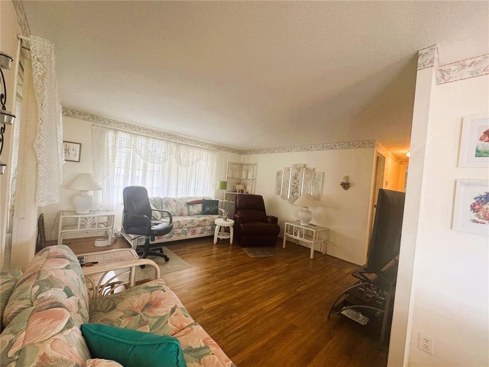 待售: $99,900 (2 贝兹, 2 浴室, 864 平方英尺)