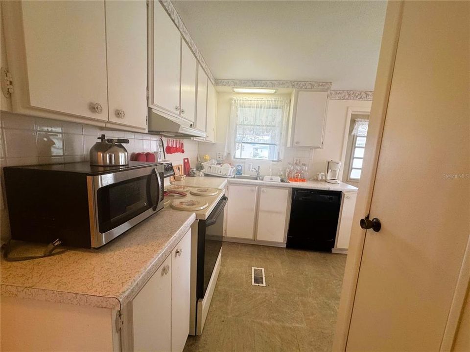 待售: $99,900 (2 贝兹, 2 浴室, 864 平方英尺)