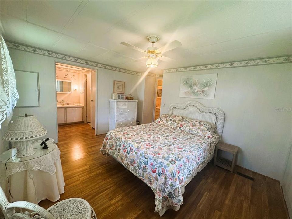 待售: $99,900 (2 贝兹, 2 浴室, 864 平方英尺)