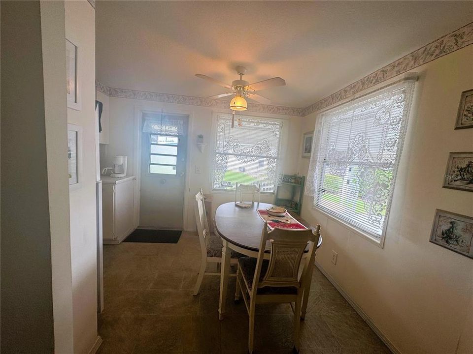 待售: $99,900 (2 贝兹, 2 浴室, 864 平方英尺)