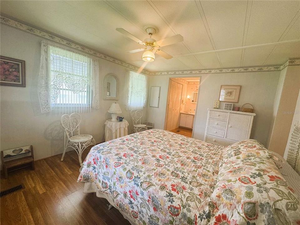 待售: $99,900 (2 贝兹, 2 浴室, 864 平方英尺)