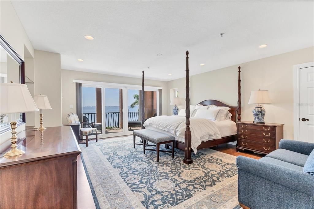 出租: $9,000 (4 贝兹, 4 浴室, 3689 平方英尺)