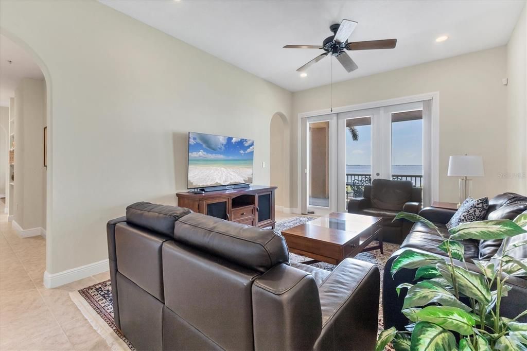 出租: $9,000 (4 贝兹, 4 浴室, 3689 平方英尺)