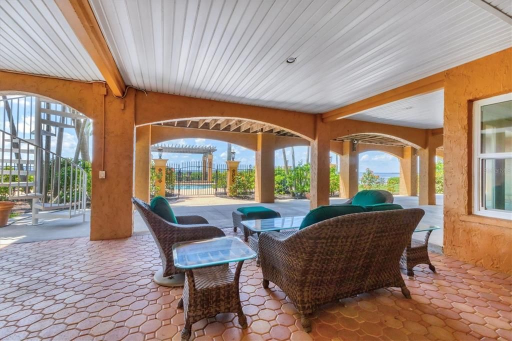 出租: $9,000 (4 贝兹, 4 浴室, 3689 平方英尺)