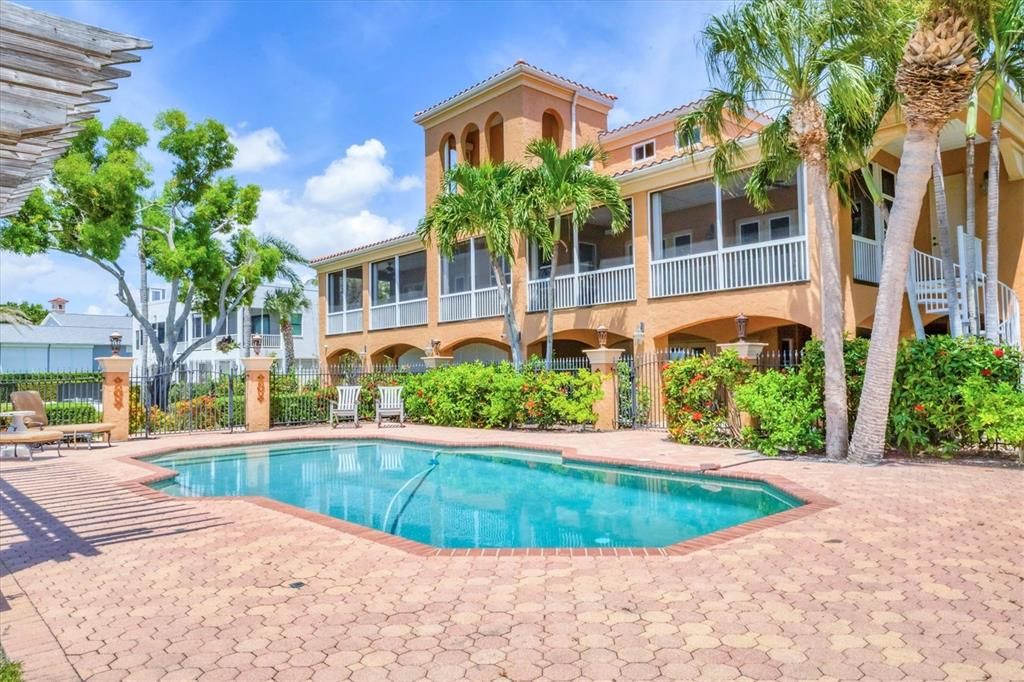 出租: $9,000 (4 贝兹, 4 浴室, 3689 平方英尺)