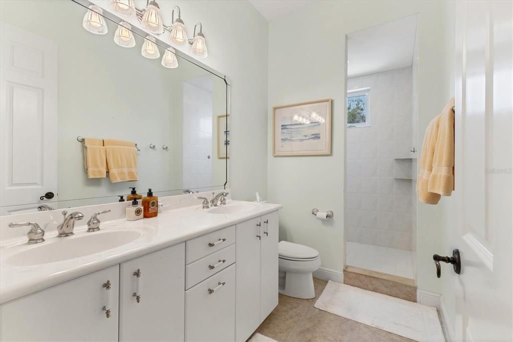 出租: $9,000 (4 贝兹, 4 浴室, 3689 平方英尺)