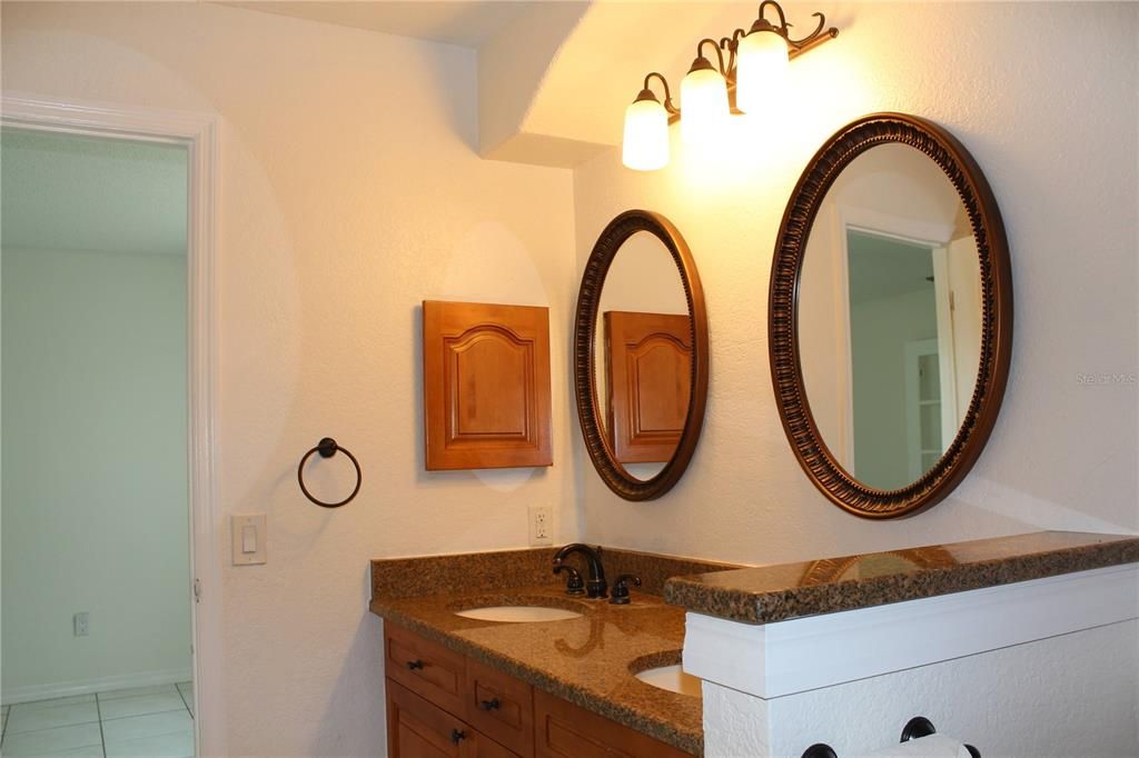 出租: $3,200 (4 贝兹, 2 浴室, 2075 平方英尺)