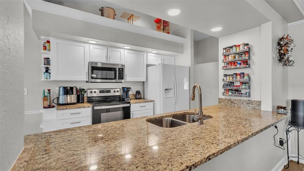 Под контрактом: $309,999 (3 спален, 2 ванн, 1609 Квадратных фут)