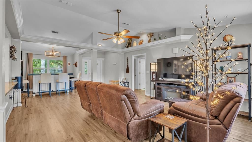 Под контрактом: $309,999 (3 спален, 2 ванн, 1609 Квадратных фут)