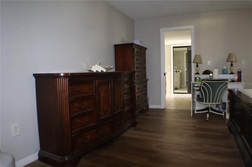 Activo con contrato: $369,000 (4 camas, 4 baños, 3190 Pies cuadrados)