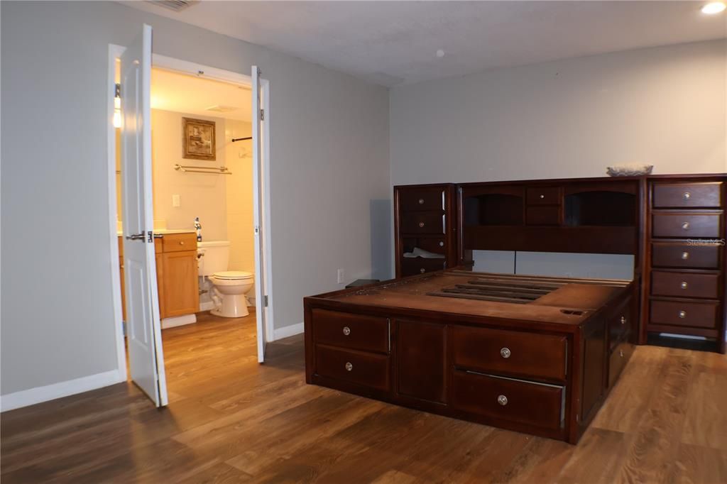 Activo con contrato: $369,000 (4 camas, 4 baños, 3190 Pies cuadrados)