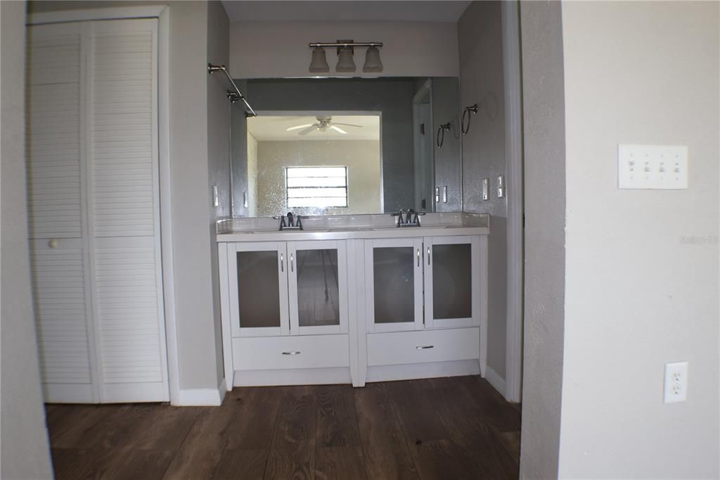 Activo con contrato: $369,000 (4 camas, 4 baños, 3190 Pies cuadrados)