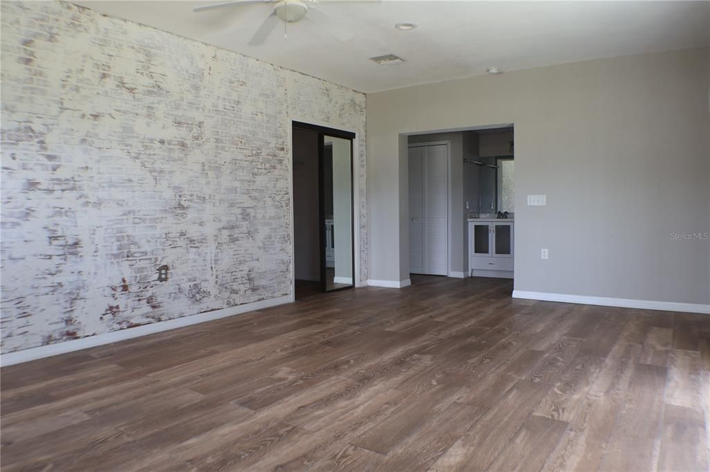 Activo con contrato: $369,000 (4 camas, 4 baños, 3190 Pies cuadrados)